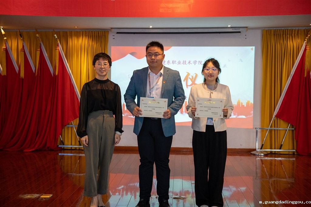 学工处长季艳为大赛三等奖获得者航服学院辅导员侍永权、经贸学院辅导员董杰颁奖.jpg